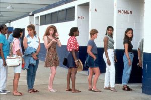 Por que as filas nos banheiros femininos são sempre maiores?