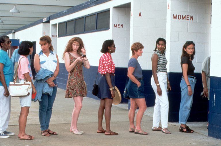 Por que as filas nos banheiros femininos são sempre maiores?