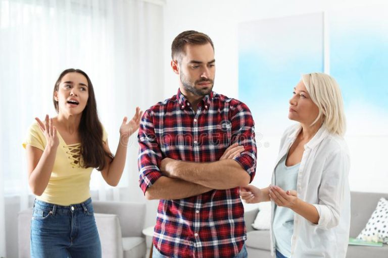 Meu marido defende a mãe, mas ela não se importa