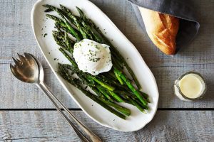 Espargos Assados ​​com Ovo Escalfado